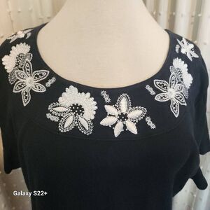 +0 Karen Scott dressy top with white embroidered lacy flowers